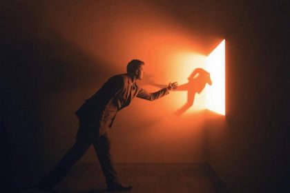 Marketer using behavioral data analytics to re-engage website visitors and deliver personalized online experiences that increase retention and loyalty.