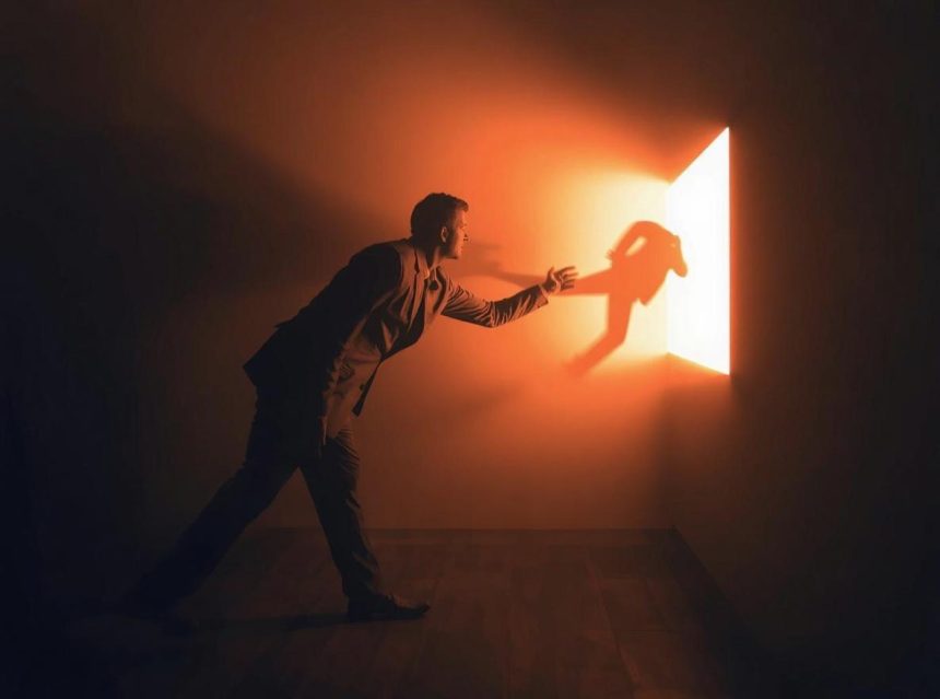 Marketer using behavioral data analytics to re-engage website visitors and deliver personalized online experiences that increase retention and loyalty.