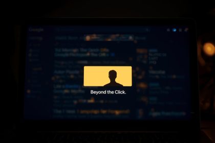 Digital marketer standing before a glowing featured snippet on Google, symbolizing visibility and authority in zero-click search results.