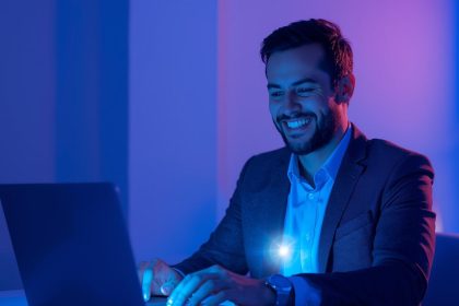 Digital marketer starting with Google Analytics 4 dashboard, symbolizing the simplicity and clarity of using GA4 for beginners.