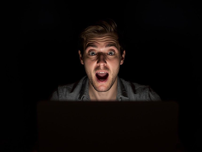 Marketer confidently presenting cookieless search strategy with privacy-focused visuals and search icons.